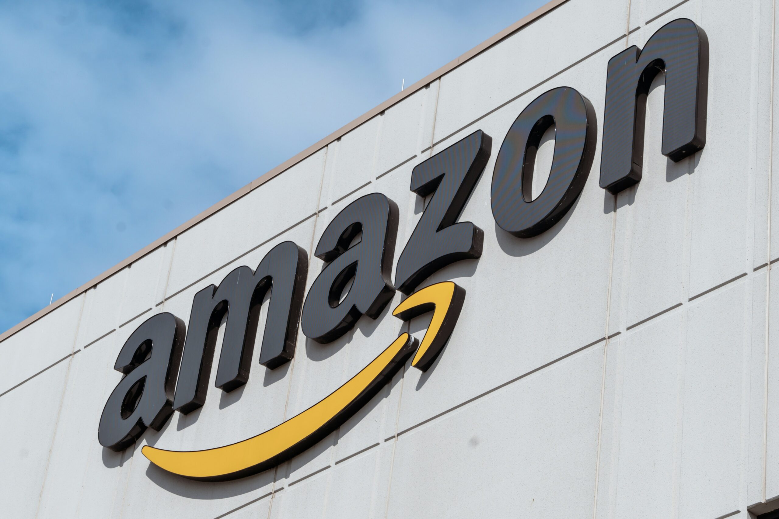 Amazon Logo auf Wand
